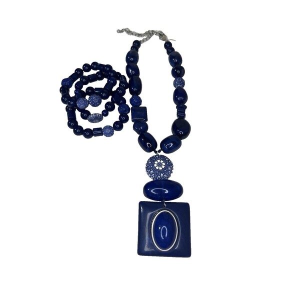 Chico’s Statement Necklace Bold Navy Blue& White Floral Accents & 3 Bracelets - Picture 2 of 4